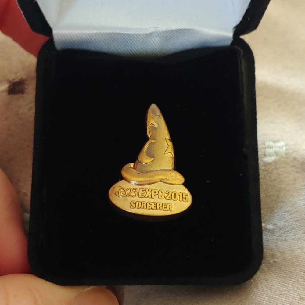 D23 Sorcerer 2015 limited edition pin - Picture 1 of 3